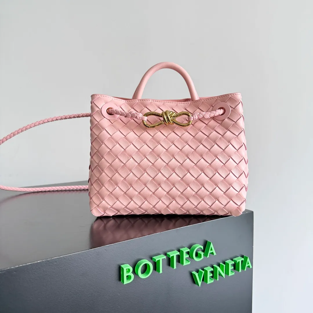The 2023 new Andiamo batch of 1860 BV has been shipped‼ ️Really popular🔥The new Andiamo woven handbag launched by Bottega Veneta this season is really popular all over the world! ! Celebrities at home and abroad have worn it, and Oscar-winning actress Michelle Yeoh has taken it out on the street. Song Jia, Trai Yara, Yu Feihong, Sanji Ayaka, Rosie Hunting-Whiteley, Yoshioka Riho, etc. have all picked up this bag. It is classic and versatile, showing off its temperament, and the bag capacity is also large, which is very convenient for daily commuting! ! A variety of carrying methods, the shoulder straps can be adjusted by yourself, the original lambskin feels soft and delicate, and the unisex style breaks gender boundaries and brings a more practical and longer-lasting use experience. Andiamo, which has both elegant and casual styles, perfectly interprets the true appearance of "fashionable old money style". Style number: 743568 Size: 25*22*10.5cm